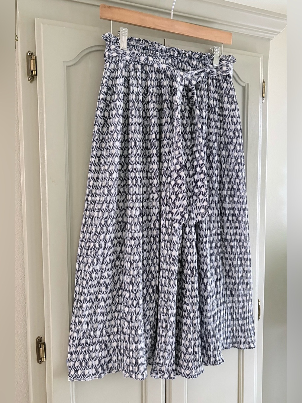 ALICE BLUE Wide Leg Cropped Accordion Pleated Pant | Navy & White Geometric | SM